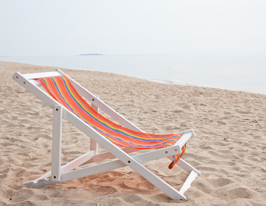 沙滩椅上热带白沙滩