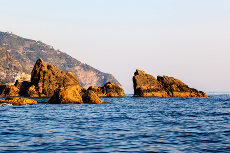悬崖和岩石在日落在意大利五渔村