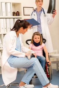 年轻女孩在轮椅访问医生
