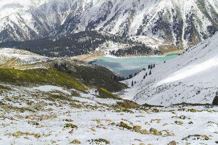 高山湖泊图片