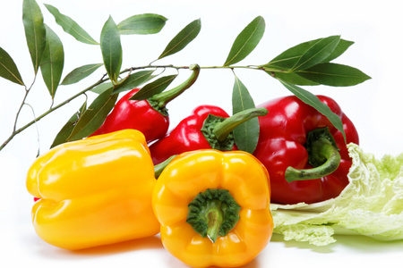 健康食品。新鲜的蔬菜。在白色背景上的辣椒