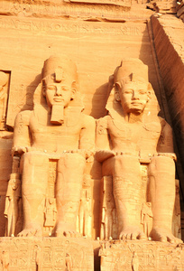具有里程碑意义的著名 ramses ii 雕像在埃及阿布辛贝