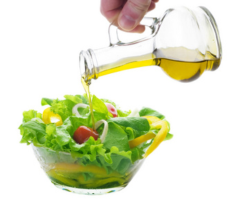 健康的蔬菜沙拉和灌油