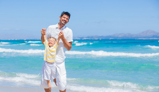 父亲和儿子在海滩上很开心