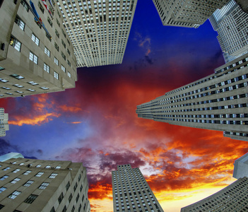 曼哈顿的办公大楼和摩天大楼向上视图