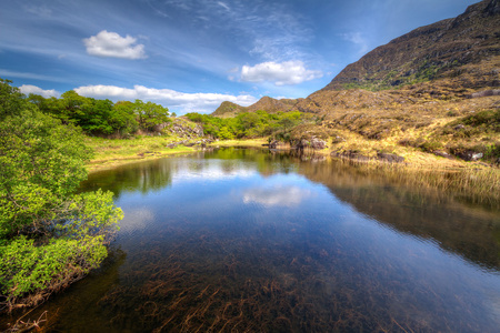 基拉尼湖与山川风光