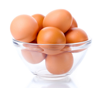 棕色鸡蛋在孤立在白色透明碗