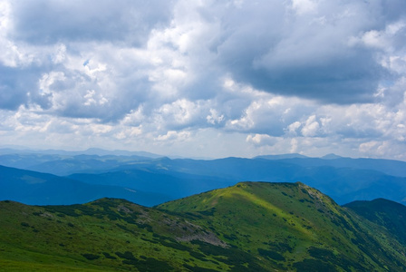 阴霾下的绿山