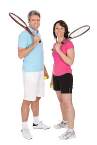 成熟夫妇与网球球拍