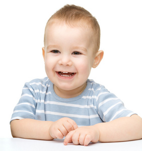 一个可爱的快乐小男孩的肖像