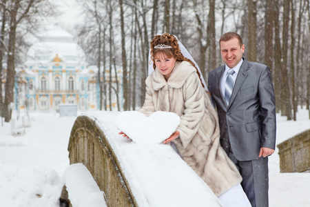 青年握着雪心桥上的白种人俄罗斯夫妇的婚礼。俄罗斯的冬季