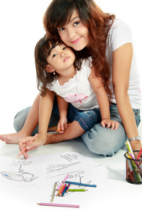 妈妈和她的小女儿一起绘图