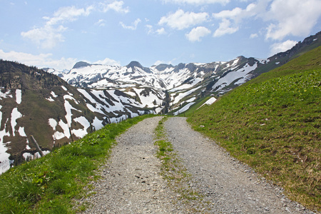 在瑞士的阿尔卑斯山的登山路径。瑞士