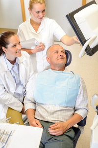 男病人在牙科咨询牙医外科手术