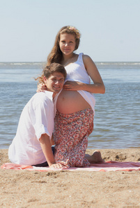 快乐怀孕的女孩和她亲爱的丈夫