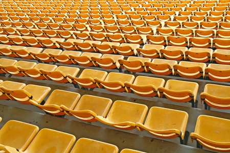 黄色座位的体育馆图片