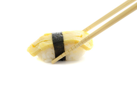 在白色背景中孤立的蛋寿司