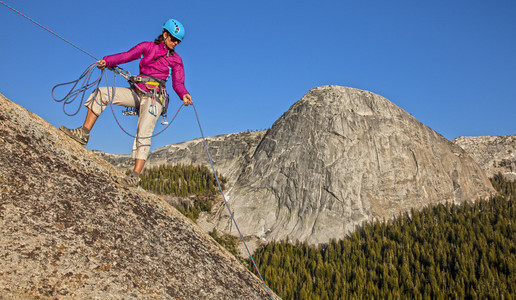 女性登山者 rappellling