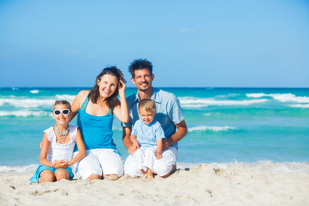 热带海滩上很开心的家人