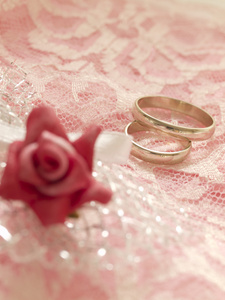 粉红色的背景上的结婚戒指