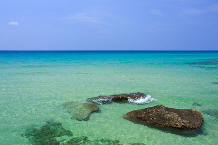 清澈的水在泰国海