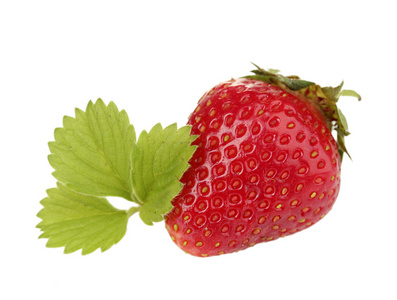 用树叶上白色隔离的甜草莓