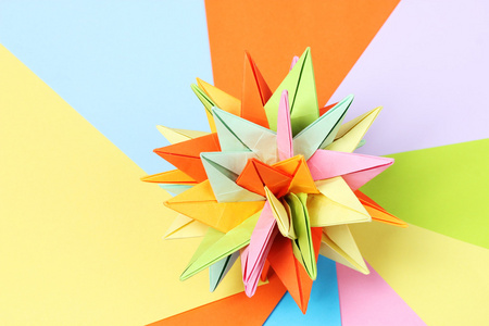 创辉折纸 kusudama 明亮纸张背景上