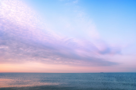 以海上日出的美丽景观