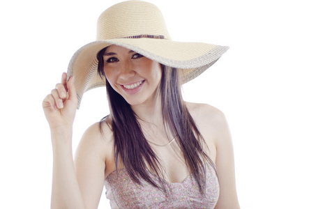 一个华丽的女孩与一顶帽子和夏天的连衣裙的肖像