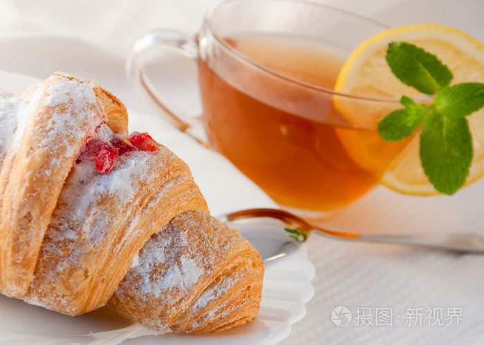 羊角面包果酱和柠檬茶