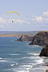 从在大西洋中葡萄牙岩石滑翔伞