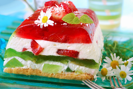 草莓和猕猴桃果冻蛋糕