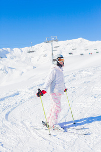 年轻女孩滑雪服