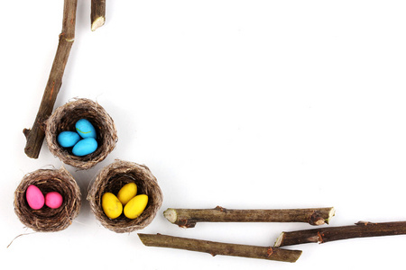 丰富多彩的复活节蛋在巢上白色隔离