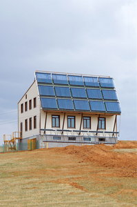 生态房子与太阳能电池板