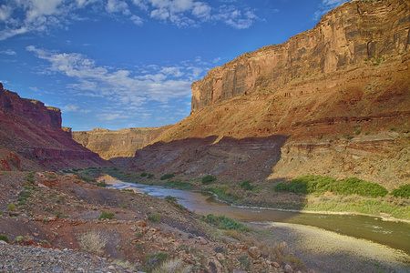 流经峡谷在犹他州 hdr 的科罗拉多河