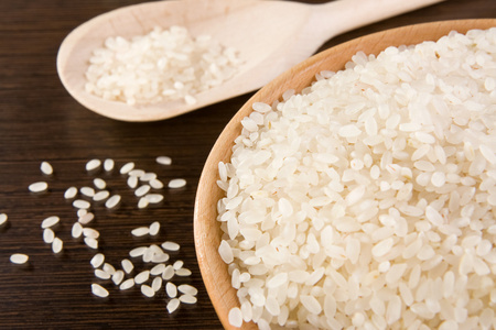水稻在木制板和勺子