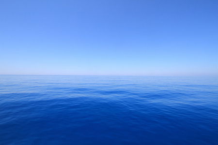 蓝色的大海和天空地平线
