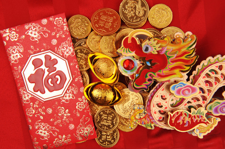 中国新年饰物   传统舞龙 金硬币和钱红数据包 红爆竹