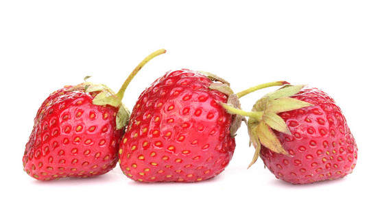 甜美成熟的草莓上白色隔离