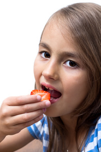 快乐的小女孩吃草莓，白上孤立