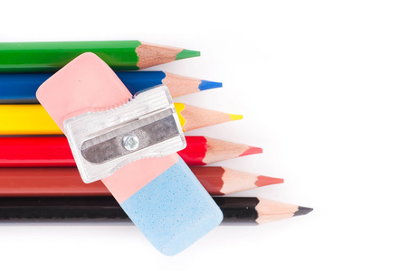 铅笔 颜料和画笔在白色背景上