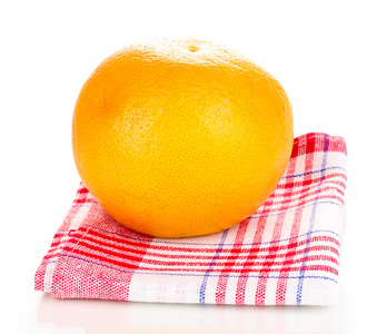 成熟葡萄柚在餐巾上白色隔离