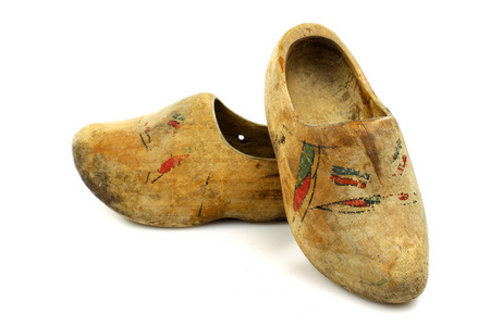 对的非常老的传统荷兰装饰木制鞋