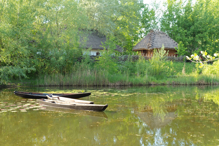 老木小船在湖上