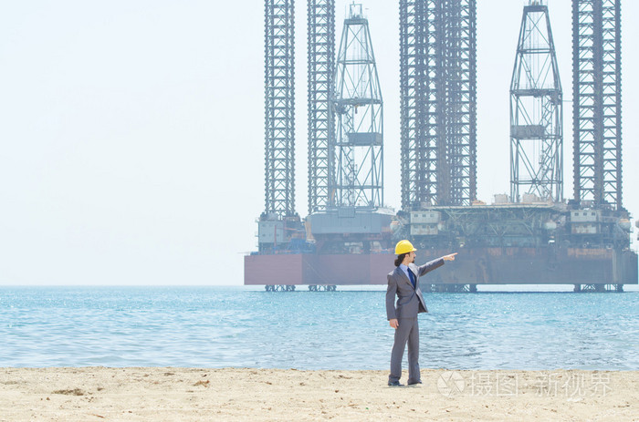石油工程师海侧海滩上