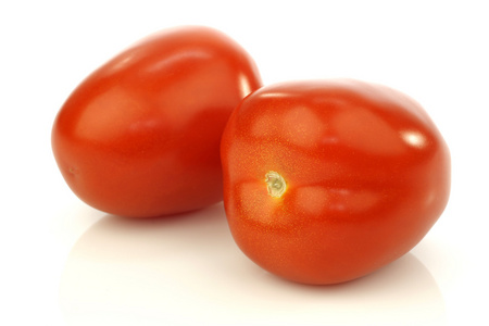 两个新鲜的 彩色意大利梅花西红柿