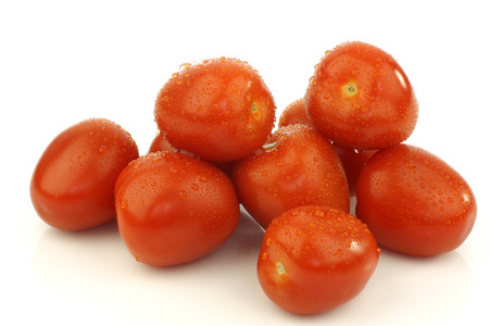 群的新鲜和多彩的意大利梅花西红柿