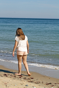 海滩上的少女