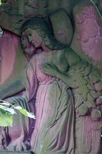 古代雕塑的墓地上的天使